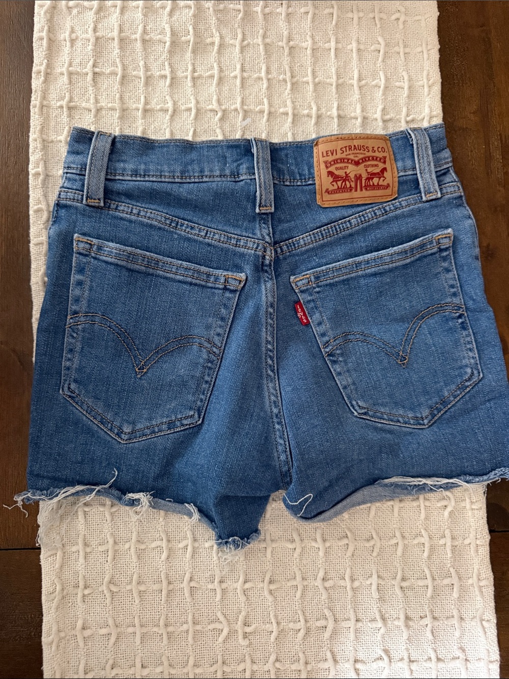 Levi’s High Rise Shorts - Picture 2 of 7